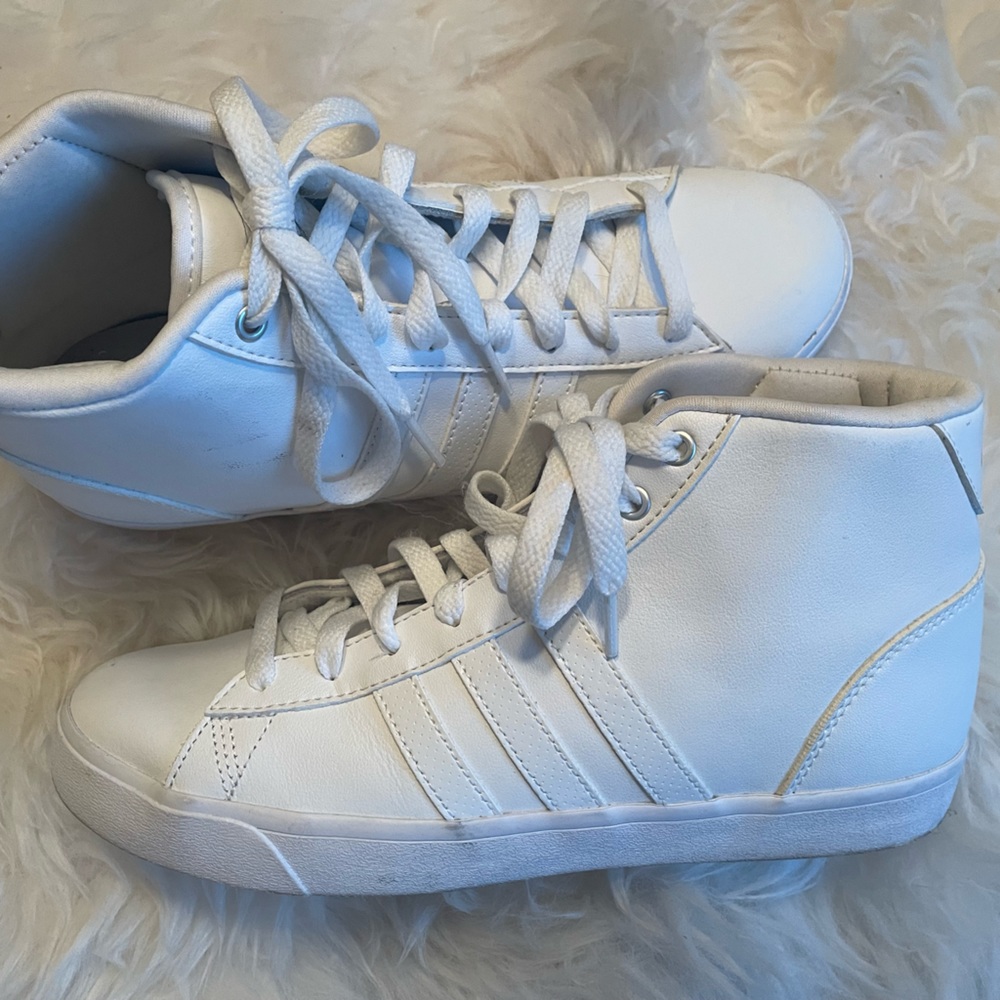Minor wear. High top Adidas SZ 9. A wardrobe staple!